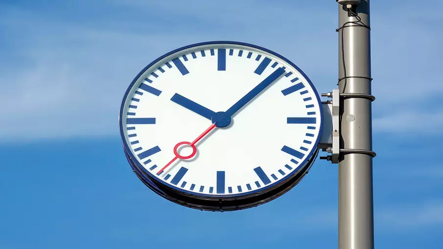 Bahnhofsuhr Analoge Uhr vor blauem Himmel