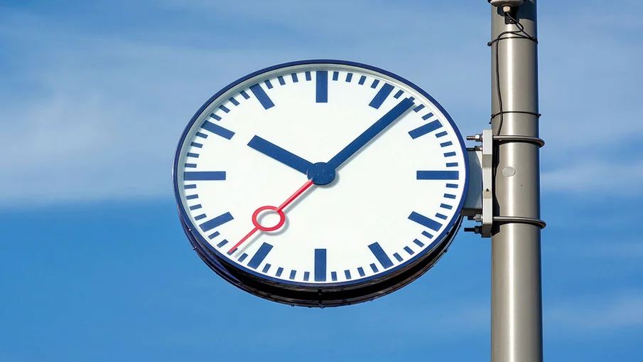 Bahnhofsuhr Analoge Uhr vor blauem Himmel