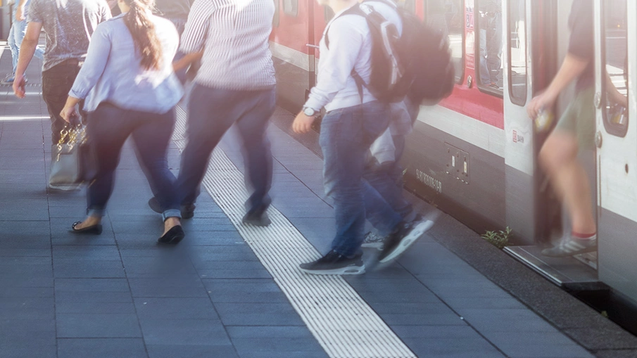 Menschen steigen aus einem Zug