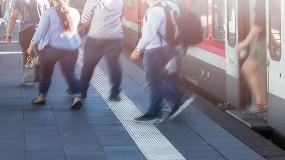 Menschen steigen aus einem Zug