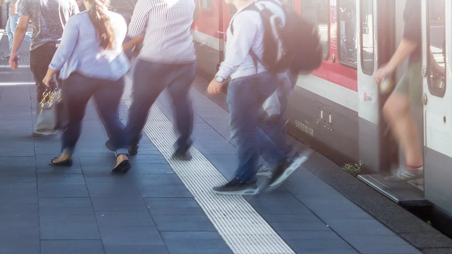 Menschen steigen aus einem Zug