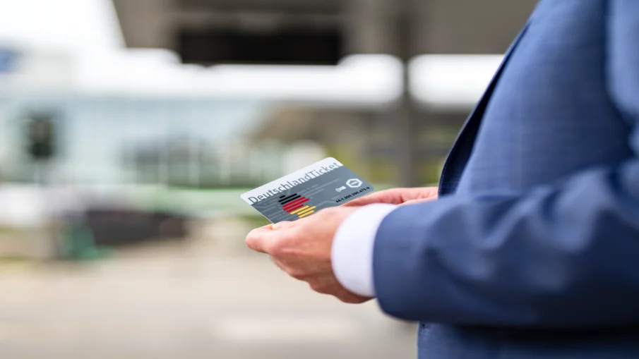 Das DeutschlandTicket in der Hand eines Mannes